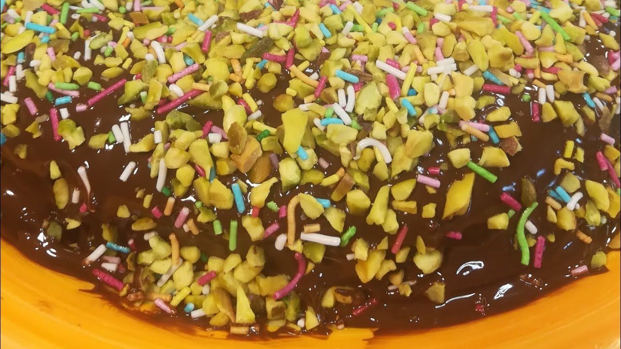 Torta di Carnevale al Cioccolato, Granella di Pistacchio e Zuccherini Colorati