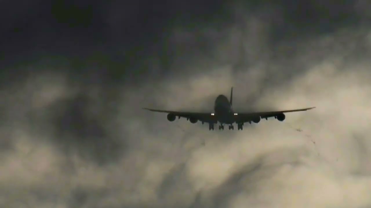 B744 Happy Landing