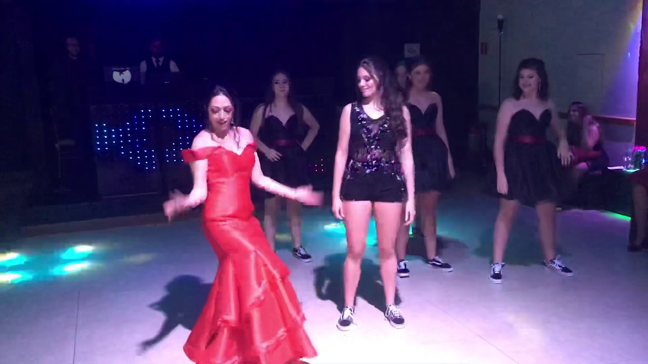 15 da Julia 🤩 Até a mãe entrou na dança. Abertura de pista.