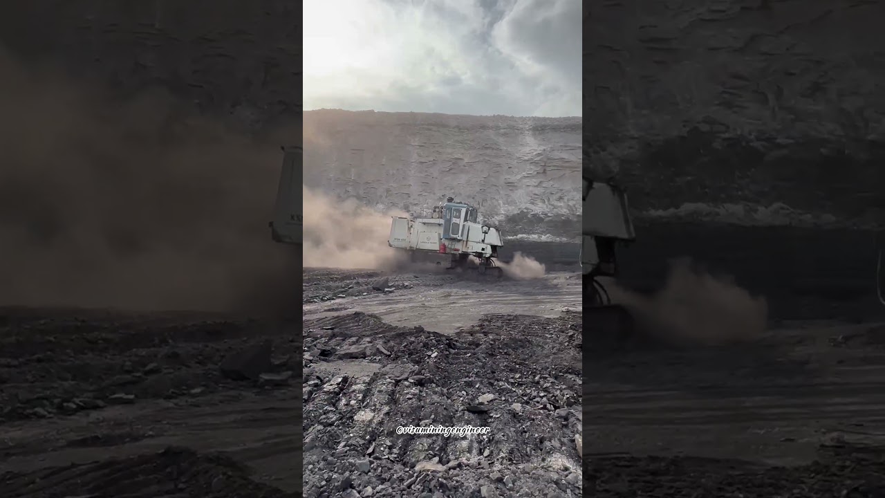 Surface miner: dust formation by surface miner.. #miningmachinery #miningindustry #coalmining