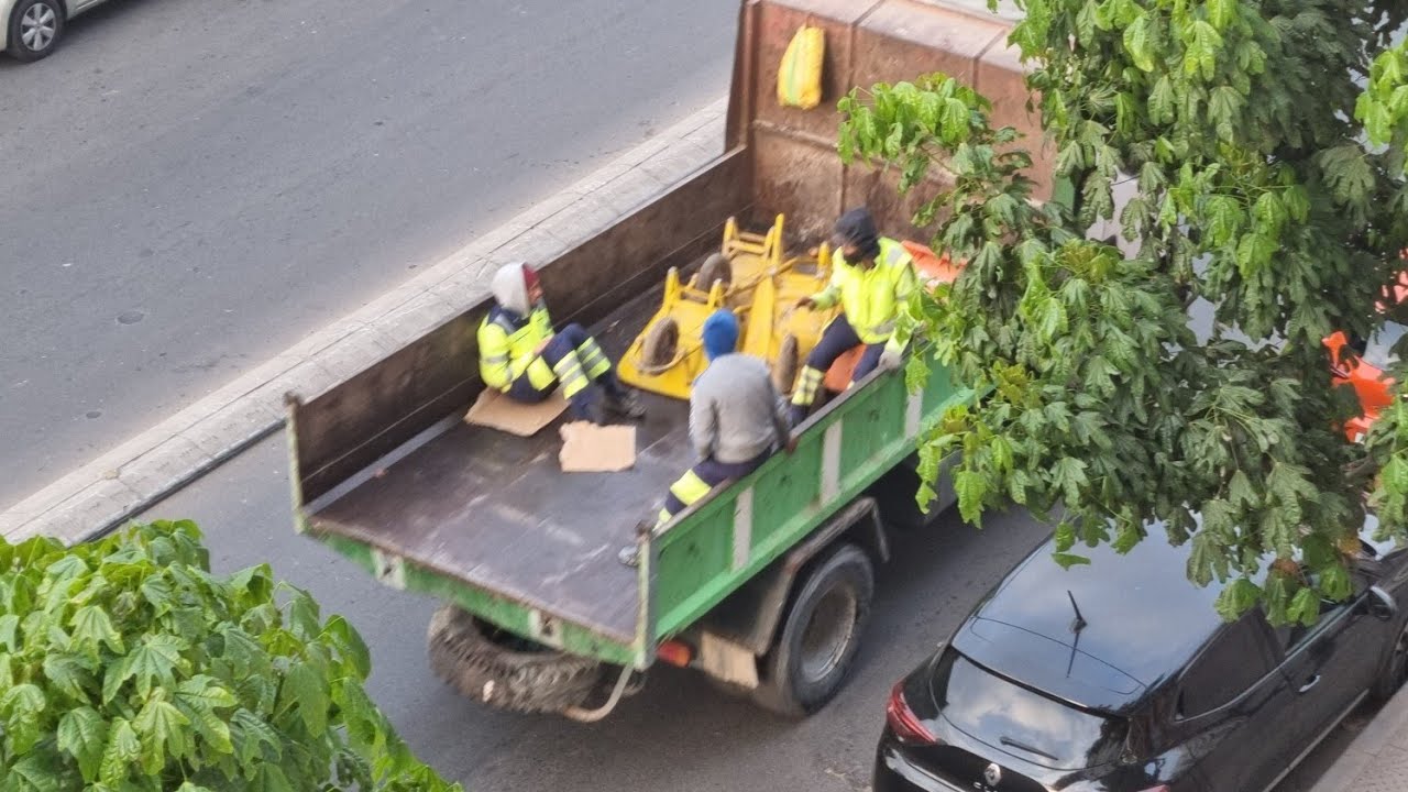 نستهل الأفضل... عمال نظافة جماعة أكادير يعاملون كالبهائم