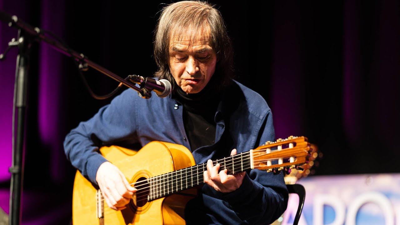 Hugh Burns Demos a Thompson Ball Guitar