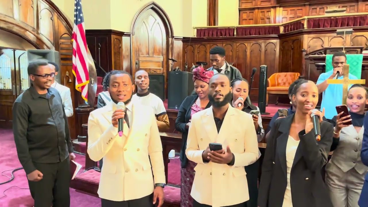 Yemwe Ngabo Z’ mwami / Hymal 18 by Mass Choir 