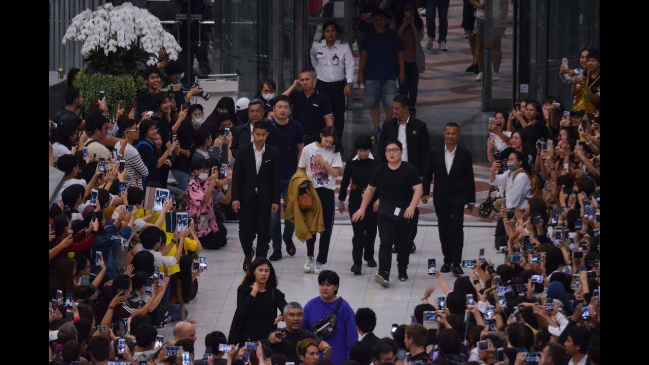 SNSD Yoona - The Queen's Departure! Airport Fashion? Track Pants and Loose Shirt, Check!
