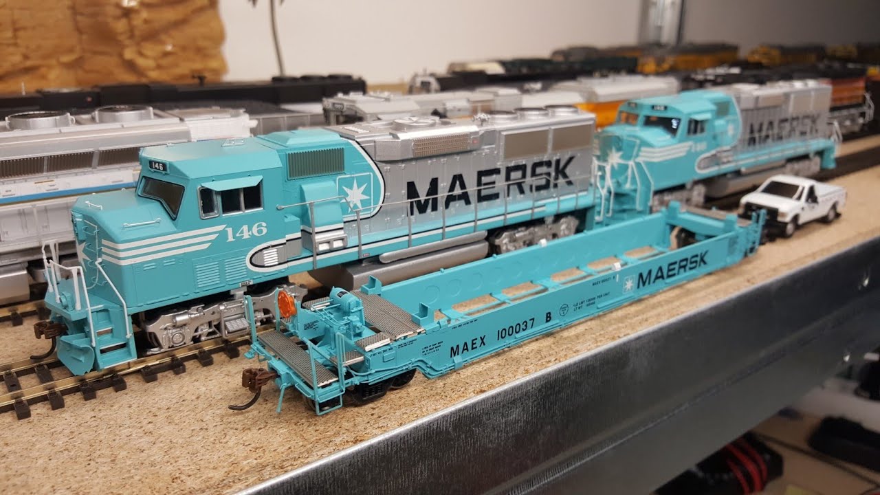Highly detailed Athearn MAERSK 40' well cars + Athearn EMD GP60M