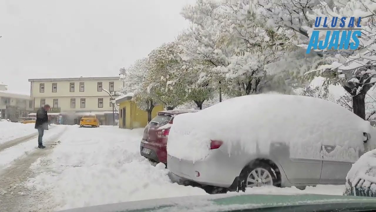 Van&rsquo;ın Gevaş il&ccedil;esinde yoğun kar yağışı ulaşımı olumsuz etkiledi