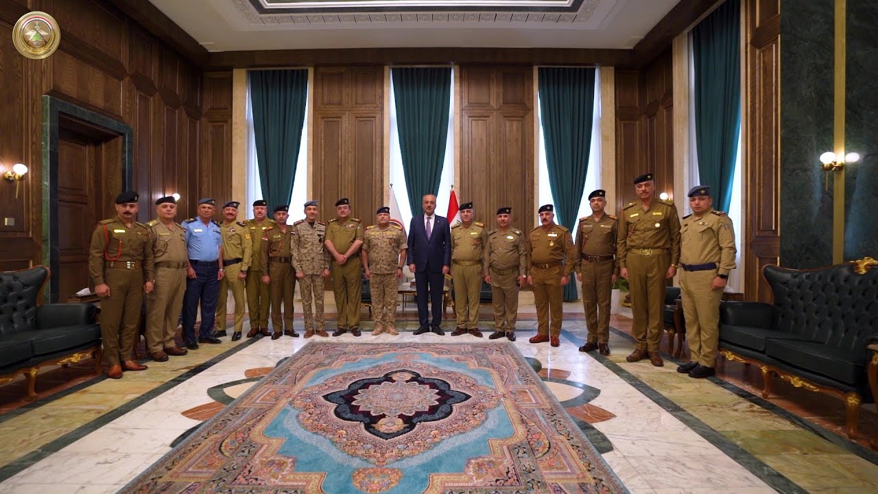 وزير الدفاع يقلد الرتب لعدد من الضباط المترقين في جدول تموز ٢٠٢٥