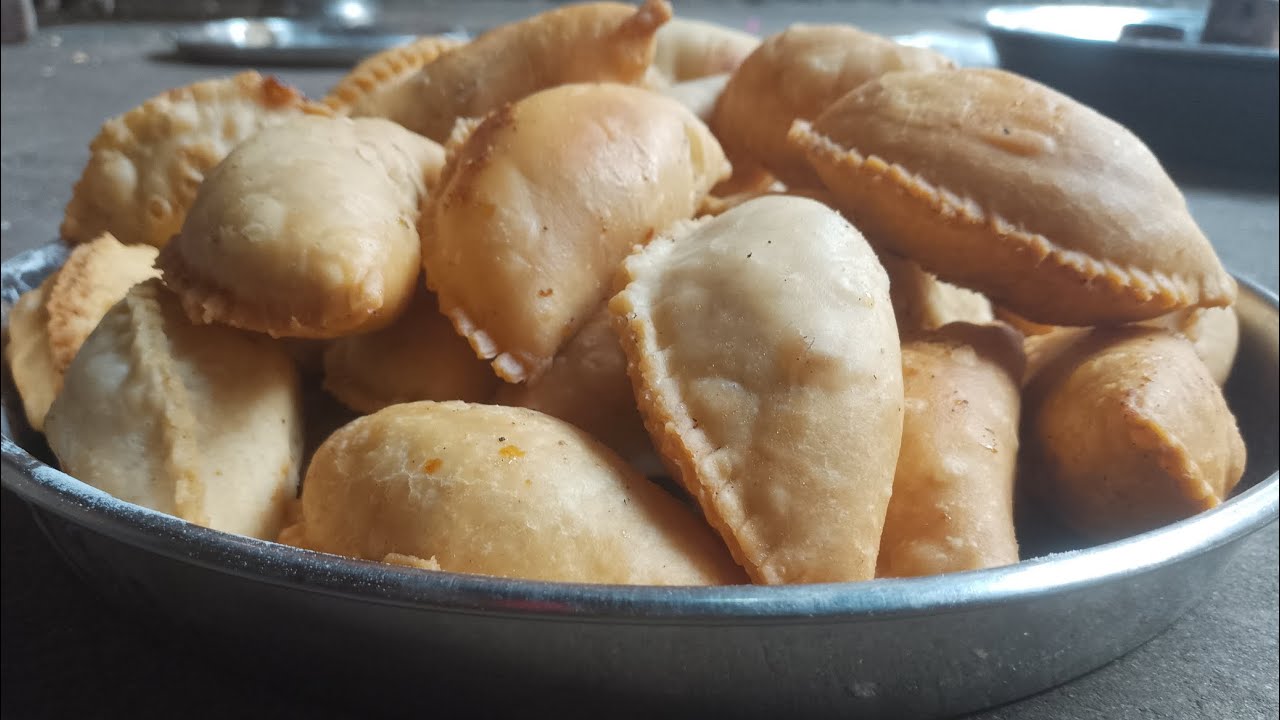 आई बनाते हैं दूध और सूजी से गुजिया की रेसिपी तैयार करते हैं मेवा जैसे 😋😋😋👍👍👍👍👍