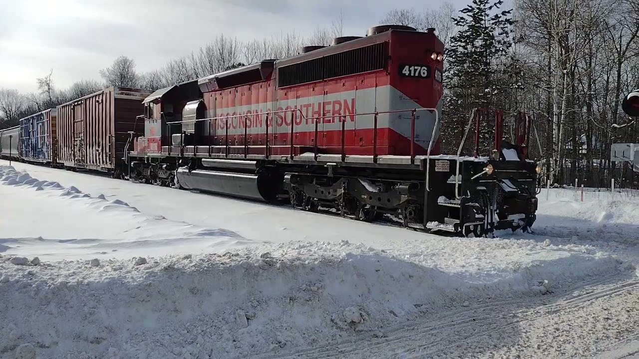 WAMX 4176 (SD40-2) Leads BR401 Through Wooboro, WI 