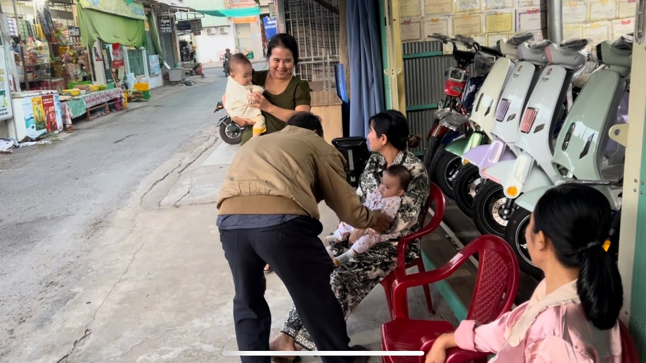 Giữ Bé Khoai. Xóm nhiều em bé, chiều chơi vui vẻ lắm.