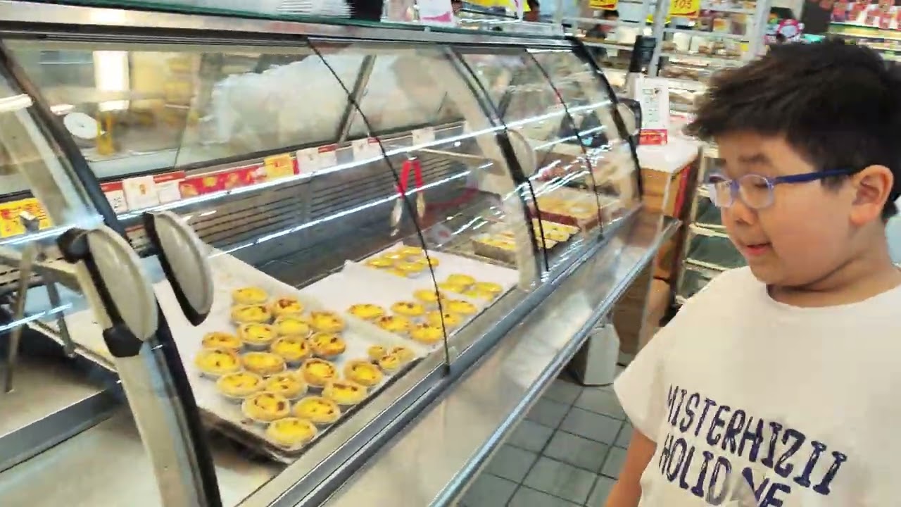 弟弟來大全聯麵包店買麵包