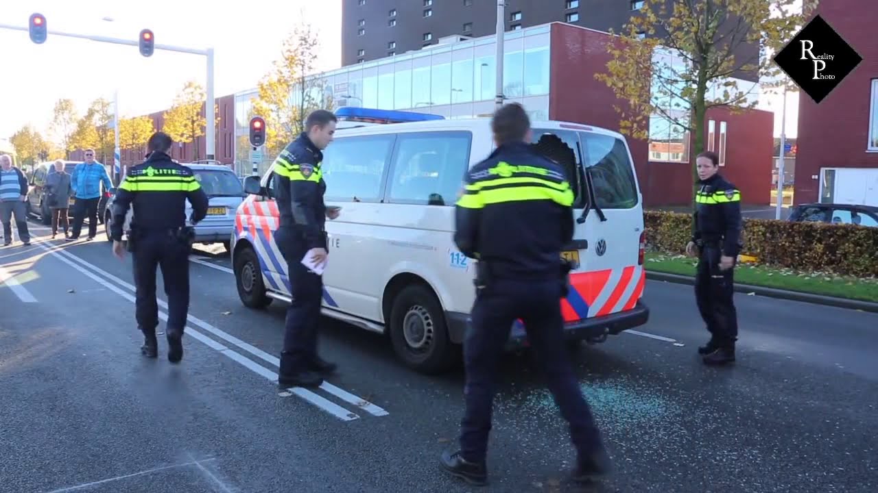 Man slaat ramen van politiebus in en ontsnapt uit kooi