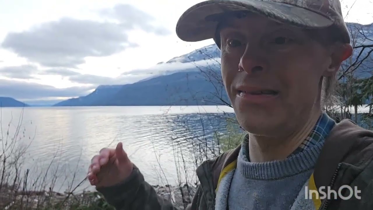 Приключение из сказочного леса на скалистый пляж внизу (с живописным видом)