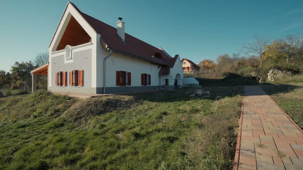 BALATONALMÁDIBAN panorámás 102 m2 –es családi ház 5500 m2-es telekkel ELADÓ! - Balatoni ingatlan