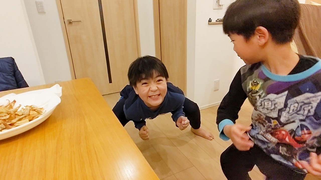 ウマすぎるごぼうチップスに身体が反応する兄弟　マリーちゃんの手作りは美味しいダンス　＃2073