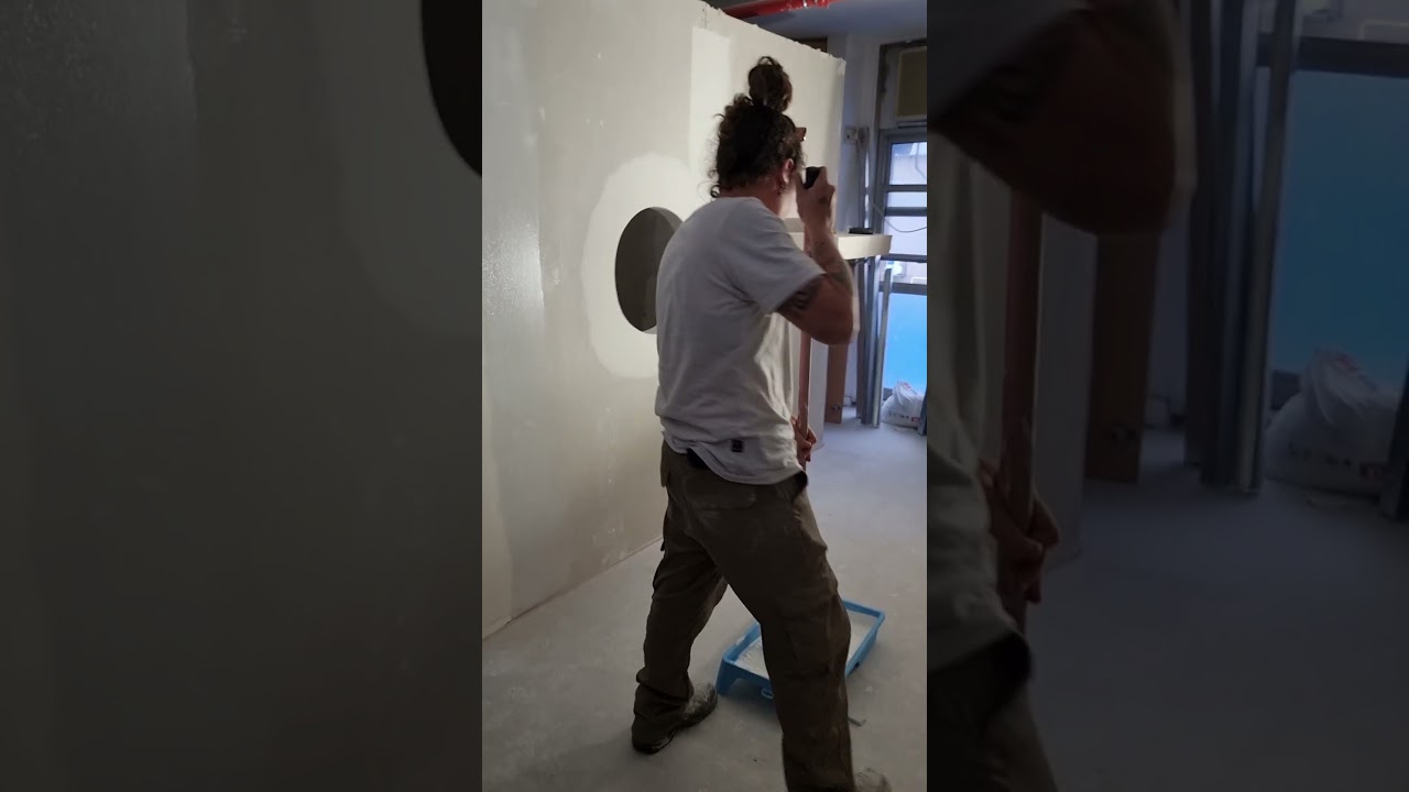 מדללים פריימר חוץ לקראת מריחה.   #הסדנהלעבודותגבס #טיפים #שפכטל #עיצובפנים #בניין #אדריכלות #בית