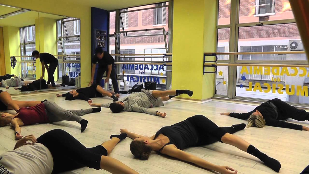 Stage di Danza Contemporanea 20/10/2012 con Alex Atzewi presso Accademia del Musical Bologna.mov
