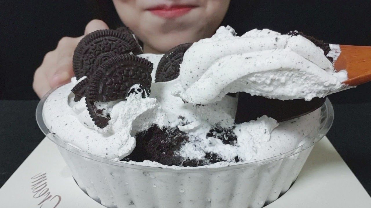 떠먹는 쿠키앤크림 볼 케이크 먹방 Cookie and cream ball cake MUKBANG 떠먹는 케이크