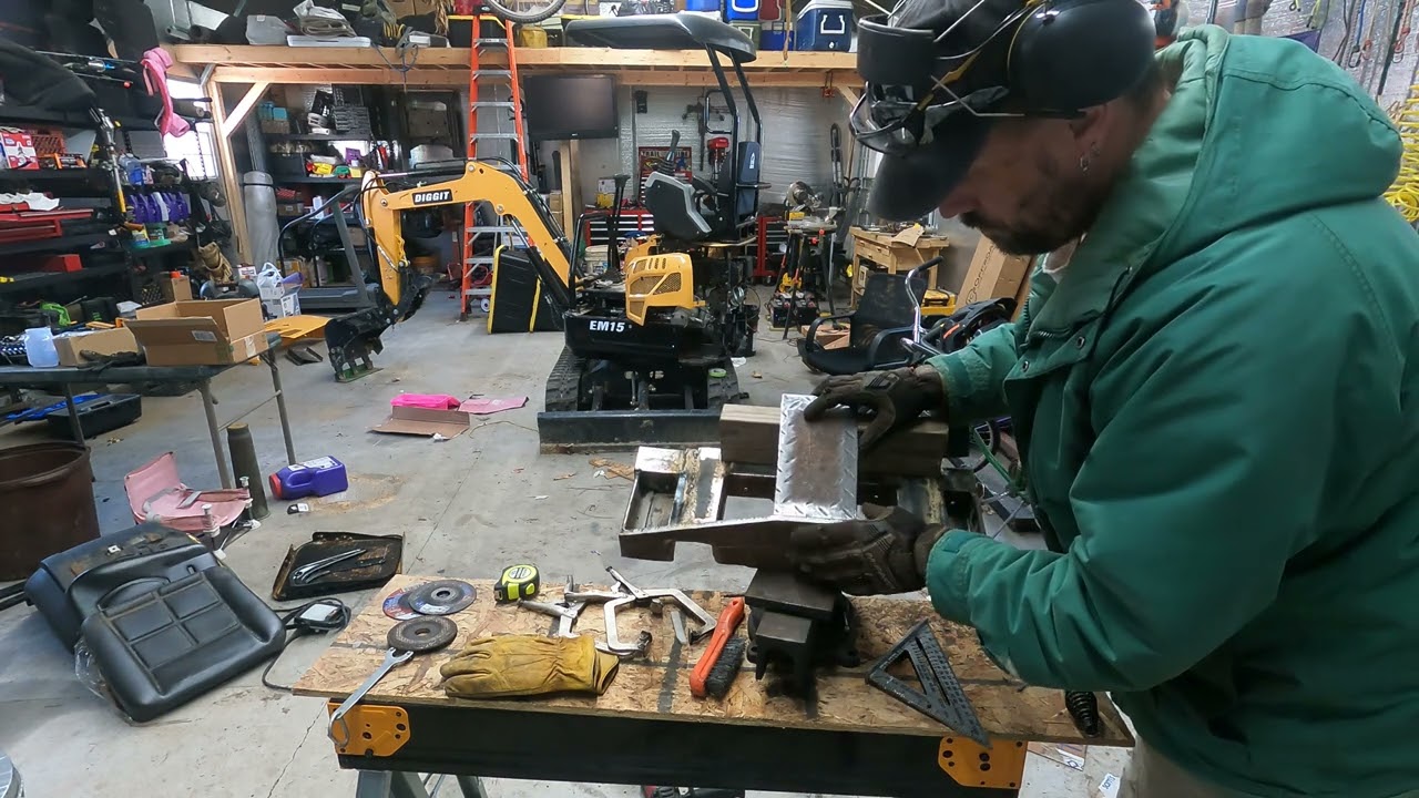 Chinese Mini excavator: Building a lead counter weight
