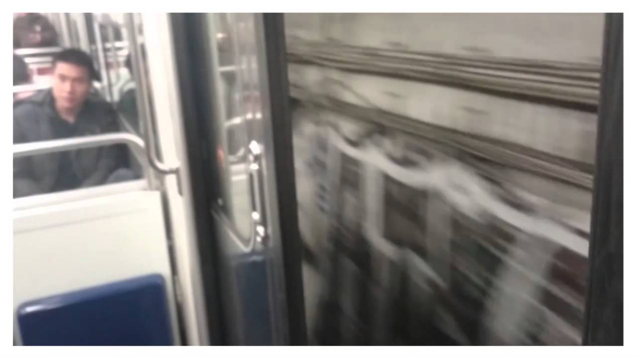 Un métro parisien roule avec les portes ouvertes
