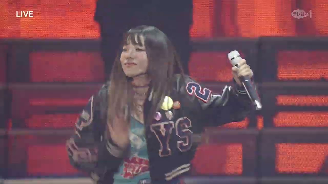 2NE1 - 'CLAP YOUR HANDS' + 'CAN'T NOBODY' LIVE PERFORMANCES