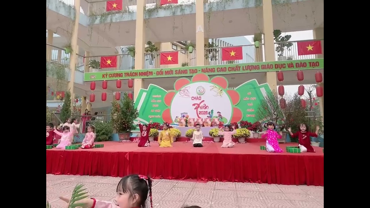 Trà My lần đầu lên sân khấu 🥰