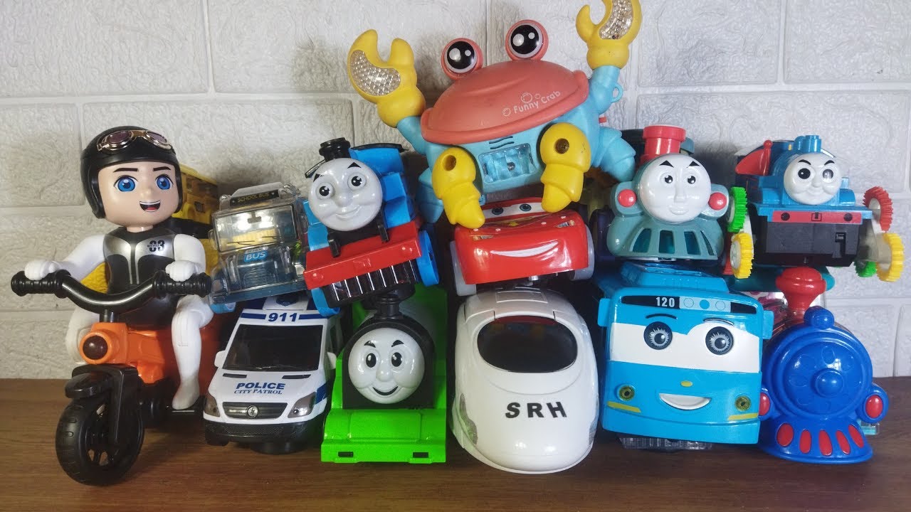 Colección de juguetes coloridos: trenes, autos y lindas amigas.
