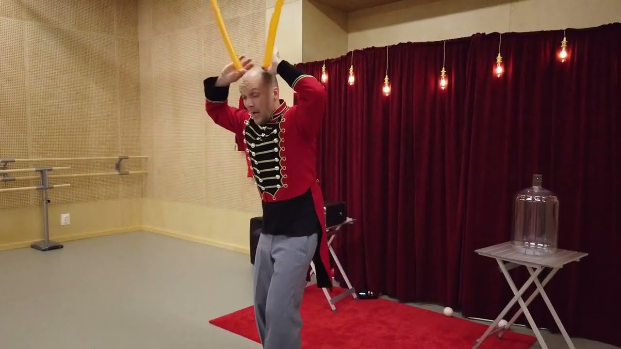 Cirkusshow med Richard Ljungman från Cirkusskolan