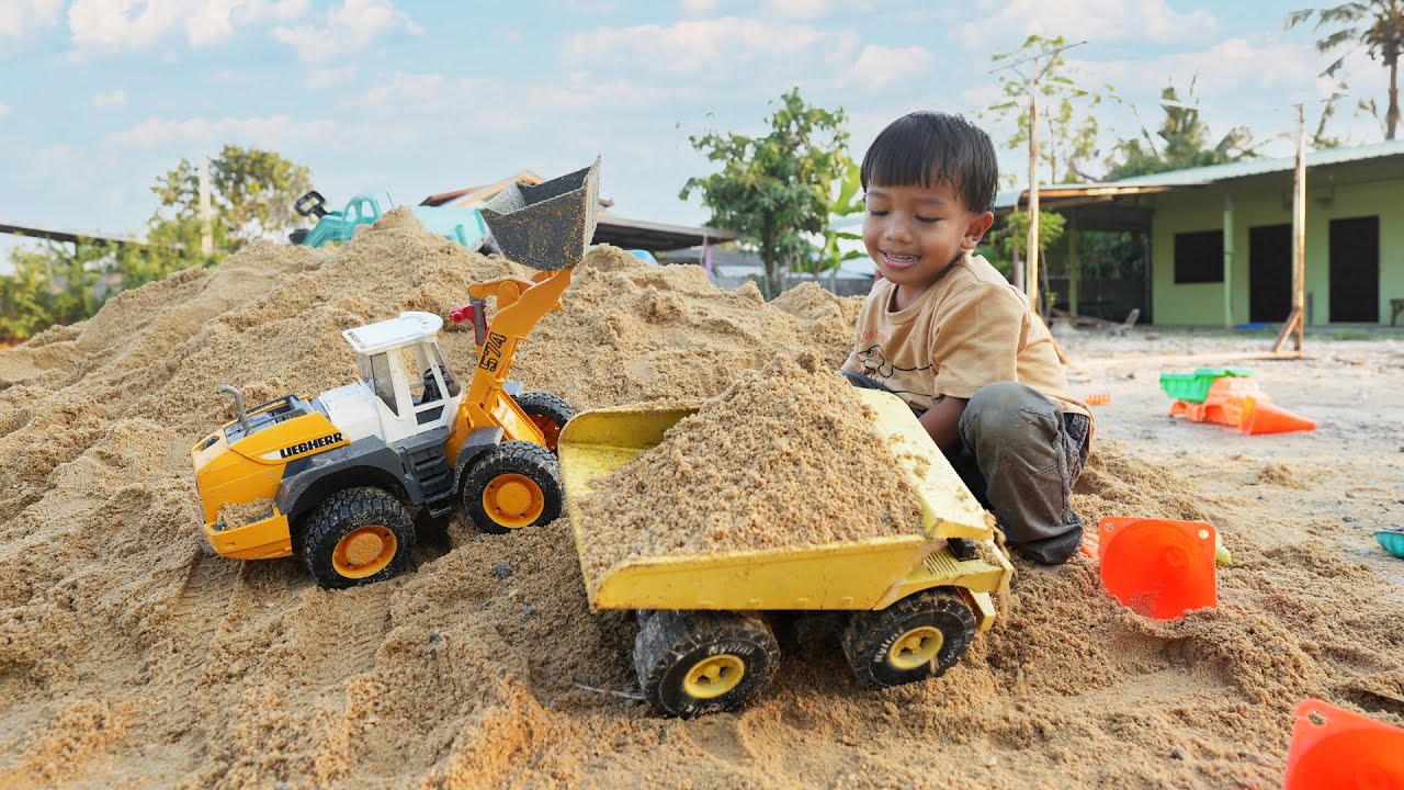 กองทราย กองหิน มาเล่นรถก่อสร้าง | พี่ปลื้ม