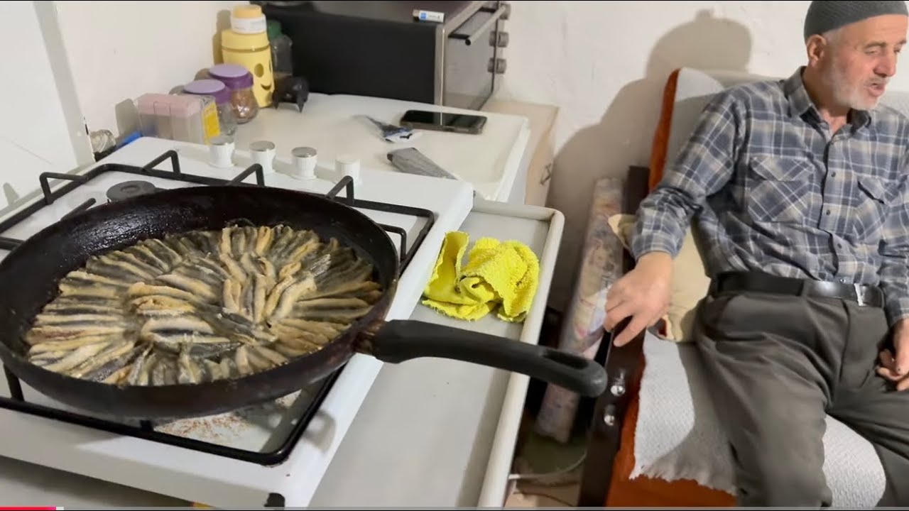 Köy hayatında akrabalarla￼ akşam yemeği sobada kestane semaverde çay ￼