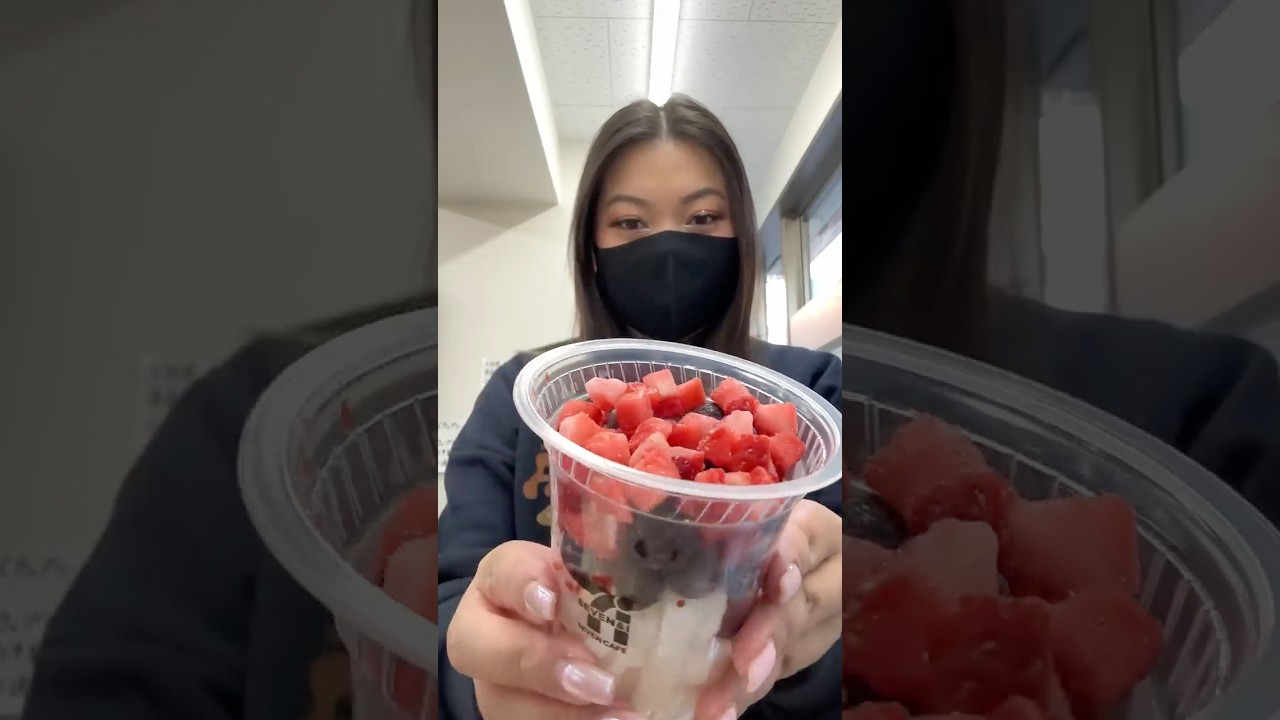 7 Eleven fruit smoothie in Japan 🫐🍓