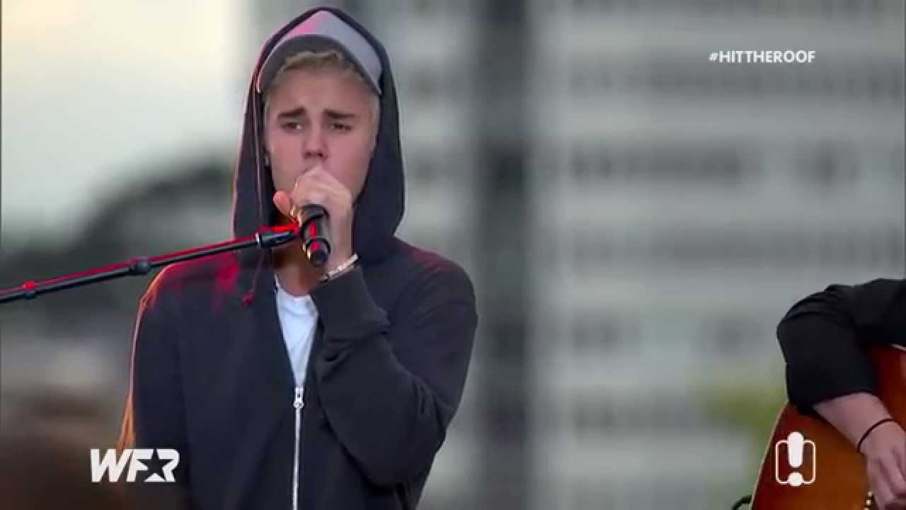 Justin Bieber singing Boyfriend acoustic on the World Famous Rooftop in Australia, September 28 2015