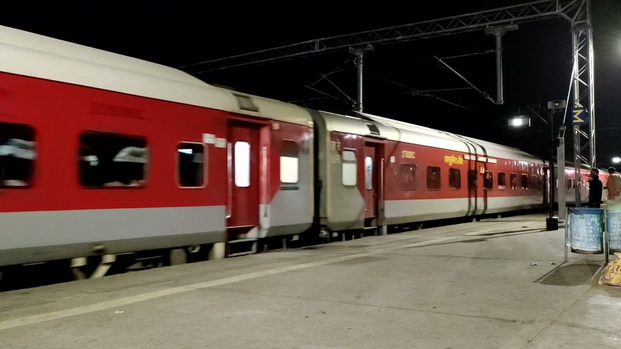 12430 NewDelhi Lucknow Ac Superfast Express arriving at Bareilly Junction.