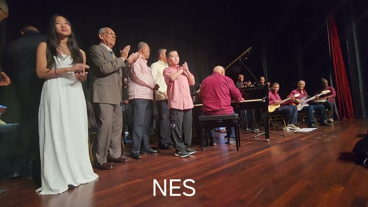 Potpouri with Kleinmoedig, Henriquez, Tjong Ayong, Chatlein, Cheri, Moron and Lui on stage