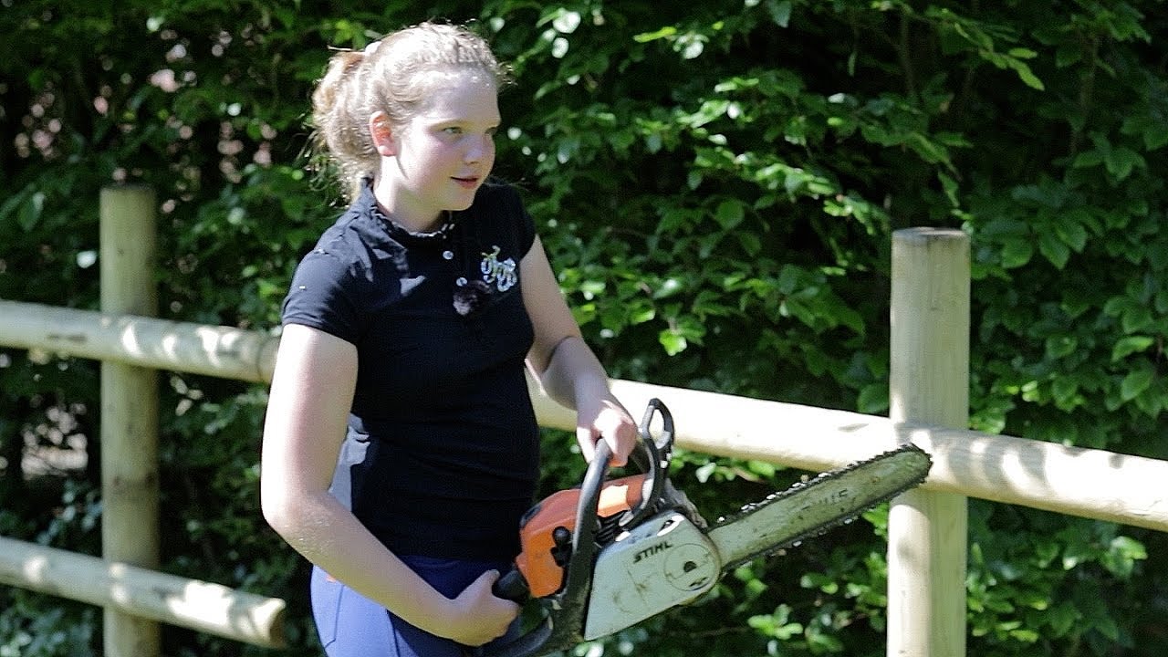 Pferdezaun selber bauen - kein Problem mit dem richtigen Werkzeug ... wenn man es anbekommt