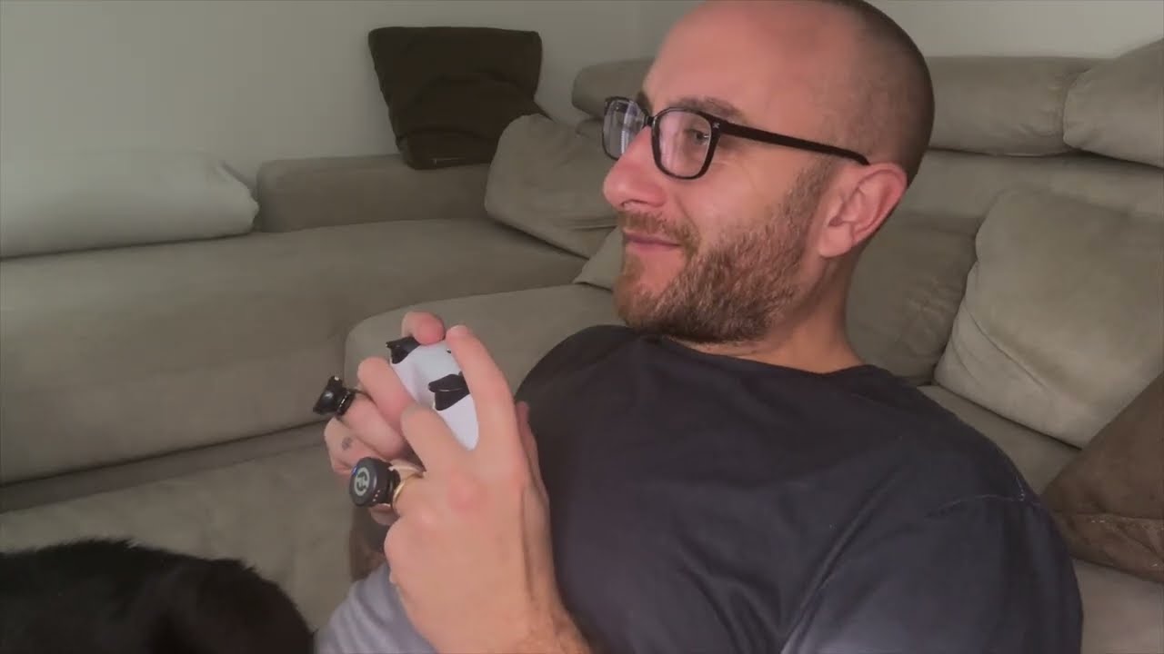 Gioco alla playstation in ASMR 🕹️ (WHISPERING, TAPPING)