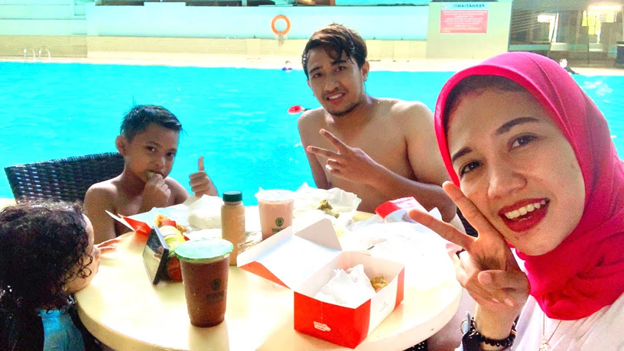Berenang di Atlas sports club Surabaya bersama kakak Reyhan