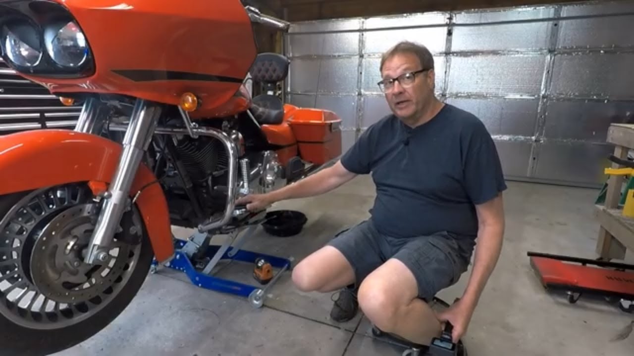 Поиск утечек масла в двигателе, трансмиссии и т. д. на мотоцикле Harley-Davidson Ride Along