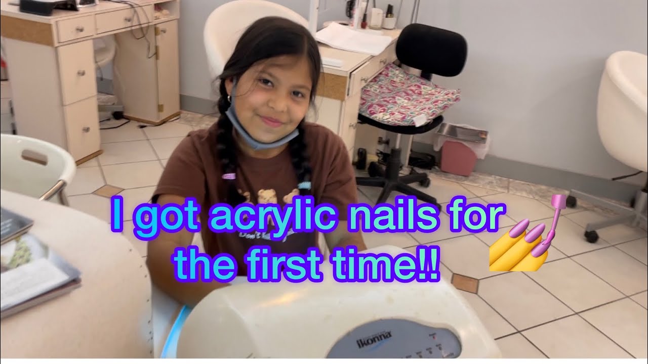Mimi got acrylic nails for the first time 😱💅🏼