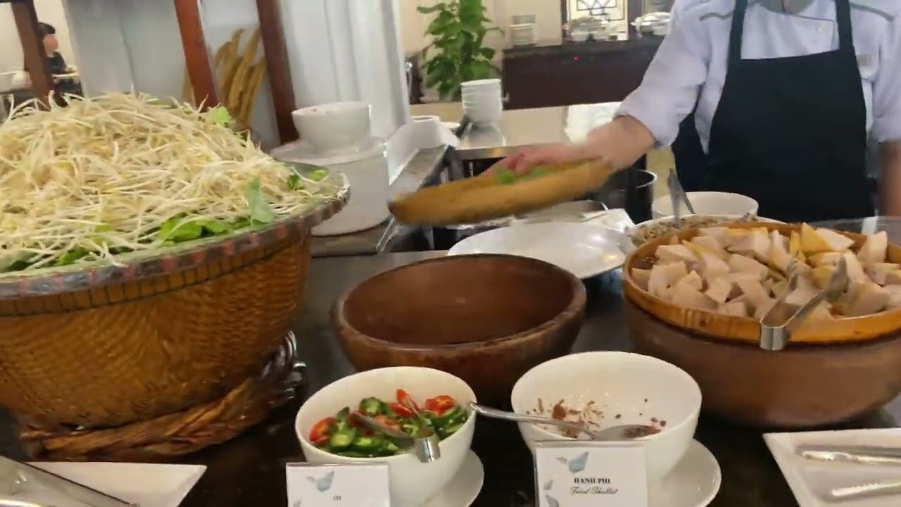 Buffet sáng tại Vinpearl Resort and Spa tại Phú Quốc
