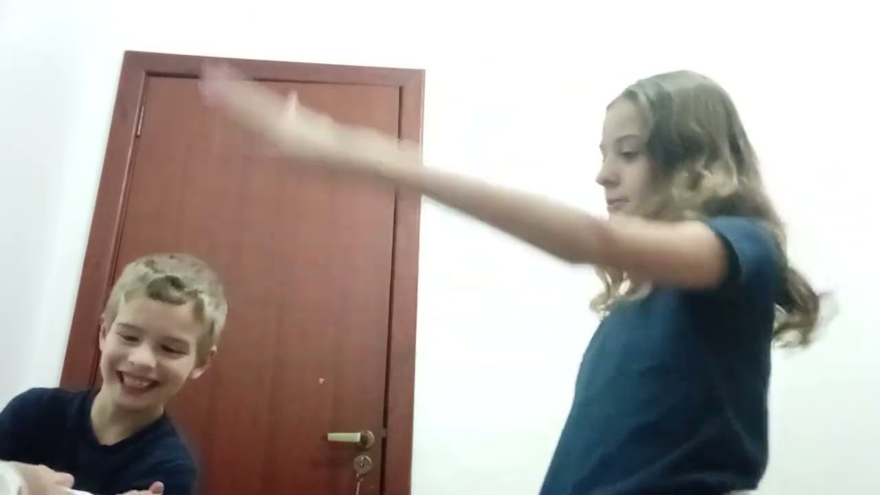 Quebrando folha com tapa