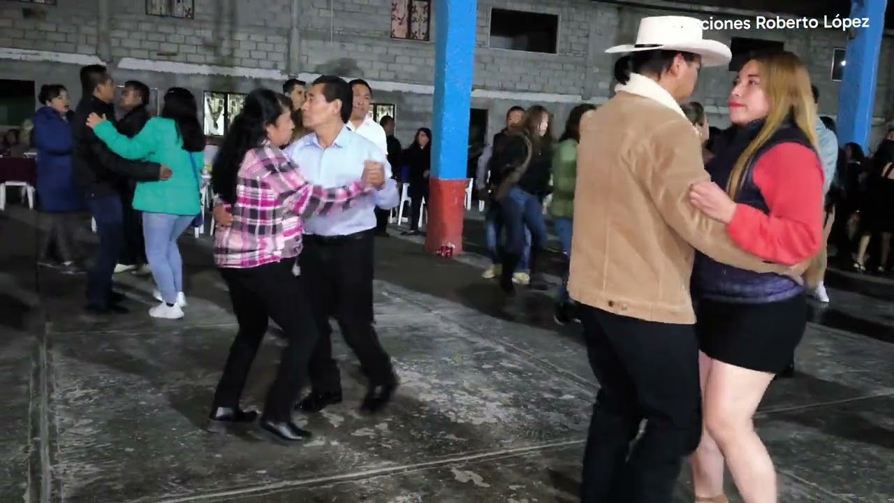 Grupo la presencia musical de México la cumbia de Marili al ritmo de banda en salón azaros 2 