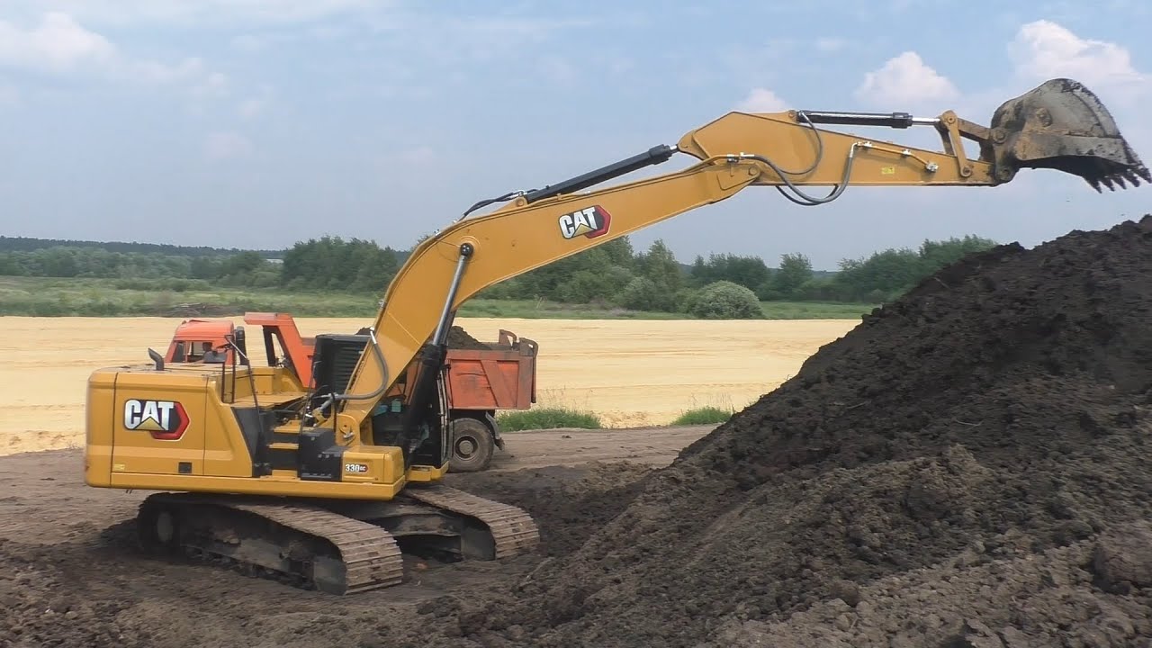 Экскаватор Cat 330GC формирует штабель