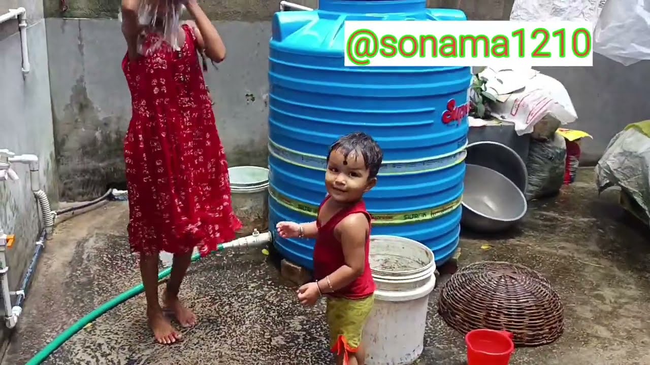  সোনামা দিদিভাই এর সাথে মজা করে স্নান করছে😃।