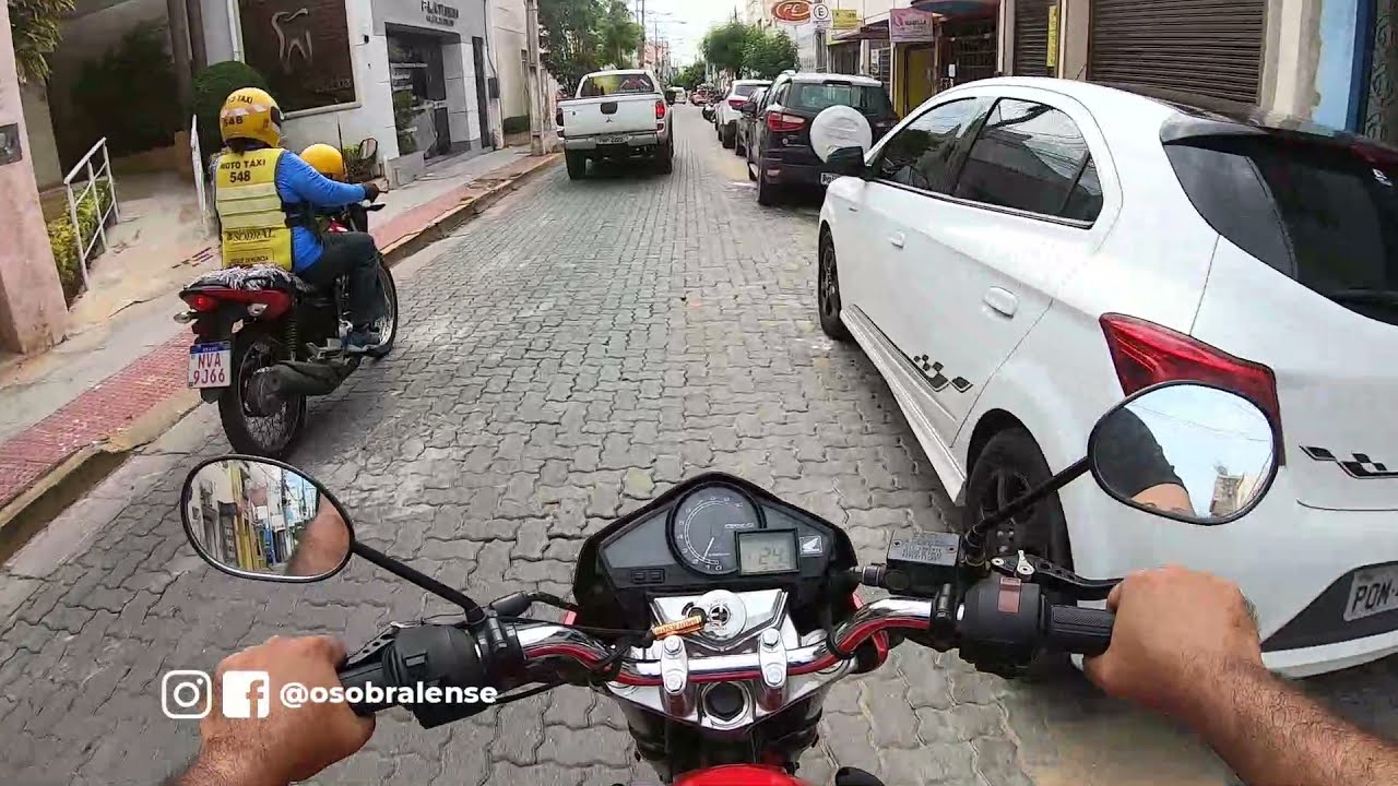 De moto passando pela região do mercado de Sobral - 06/01/2022