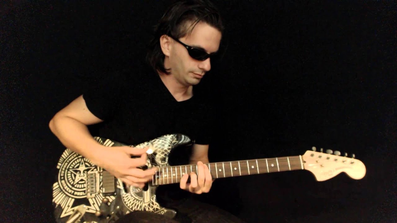 Baustein playing Hysteria (Muse) at Guitar Studio