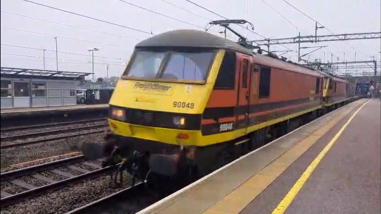 TRENI IN TRANSITO A LICHFIELD TRENT VALLEY