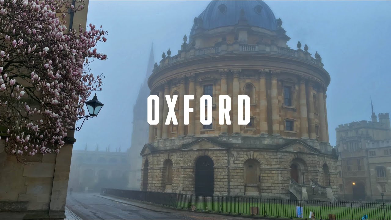 Poranny, nastrojowy spacer przez mgłę w Oksfordzie, podczas kt&oacute;rego historyczne miasto budzi się do życia. 4K | HDR