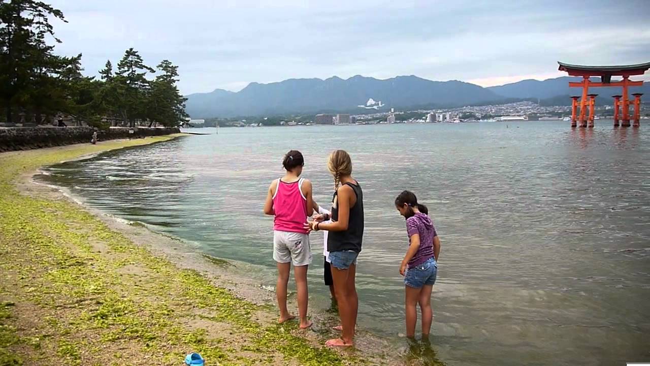 20110805 Miyajima Kids Playing with Seaweed