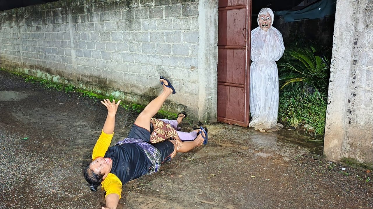 Pocong Penghuni Gedung Tua || Prank Pocong Paling Lucu Kerjain Warga || New Ghost Prank Indonesia